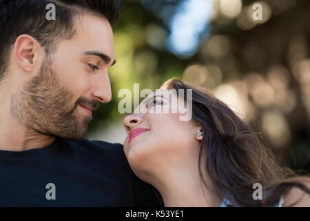 Close up portrait of young woman smiling Banque D'Images