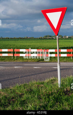 T dangereuse intersection avec un panneau routier pour céder la priorité route de rendement Banque D'Images