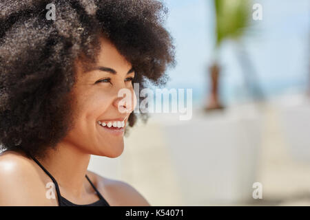 Portrait de profil de jeune femme heureuse à l'écart Banque D'Images