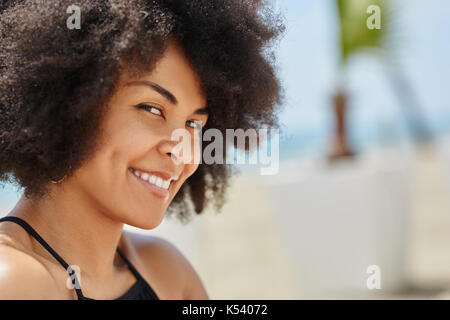 Portrait de côté femme jeune belle peeking and smiling Banque D'Images