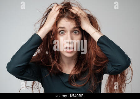 Pretty caucasian man de peigner les cheveux. Le choc de l'émotion sur le visage Banque D'Images