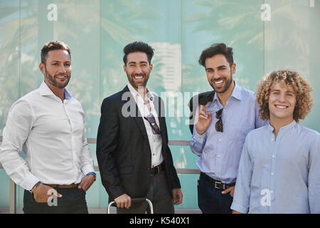 Portrait de quatre hommes d'avant de rire en face du bâtiment Banque D'Images