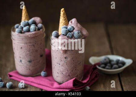 - Nicecream icecream faite de bananes congelées et les bleuets Banque D'Images