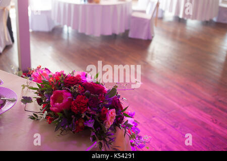 Décor de mariage. les fleurs dans le restaurant, la table, Banque D'Images