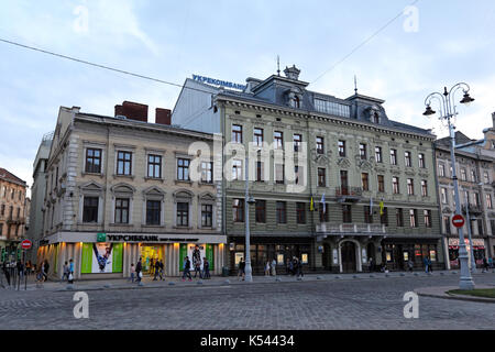 La construction Mitskevycha Ukreximbank sur place dans le centre de Lviv, Ukraine, photographié le 28 août 2017. Banque D'Images