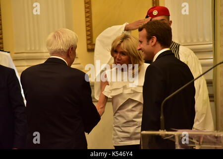 Athènes, Grèce. 07Th sep 2017. Poignée de président de république hellénique Prokopis Pavlopoulos (à gauche) avec Brigitte macron, épouse du président français (centre), en présence d'Emmanuel macron (à droite) crédit : dimitrios karvountzis/pacific press/Alamy live news Banque D'Images