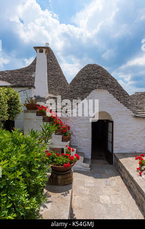 Alberobello (Italie) - l'incroyable petite ville blanche dans la région des Pouilles, province de bari, dans le sud de l'Italie, célèbre pour ses bâtiments des bâtisses. Banque D'Images