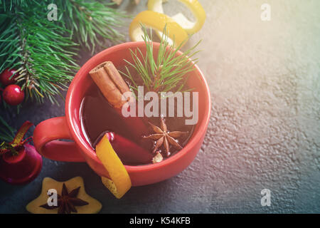 Vin chaud dans des tasses rouge et de fête de Noël arrière-plan. Banque D'Images