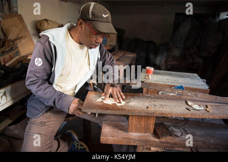 Sculpteur sur bois Zafimaniry traditionnel au travail, Ambositra, Madagascar Banque D'Images