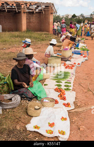 Les femmes du village de vendre des produits locaux dans un marché des highlands, Madagascar Banque D'Images