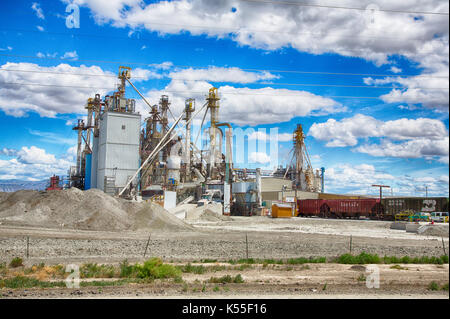 17 juin 2017 : Lovell, Wyoming, les travailleurs de la bentonite de charge dans les wagons couverts à la bentonite minéraux de performance à l'extérieur de Lovell, Wyoming. Banque D'Images