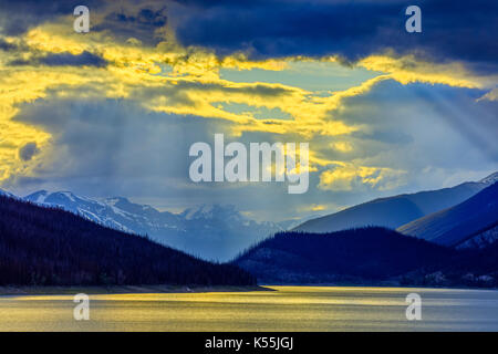 Le lac Medicine feu brûler dans le parc national Jasper avec plage de la Croix de Victoria en distance, Canada Banque D'Images