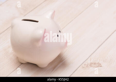 A pink piggy bank sur table en bois. Banque D'Images