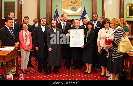 Manhattan, États-Unis. 07Th nov, 2017. L'honorable rachel 'ruchie' freier, écuyer, a été élu juge à la cour civile de Brooklyn, district 5 en novembre de 2016, faisant de la société juge première femme hassidique dans l'histoire des États-Unis à être élu à une fonction publique. En reconnaissance de ses réalisations, le conseil de la ville de New York a publié une proclamation en son honneur. crédit : andy katz/pacific press/Alamy live news Banque D'Images