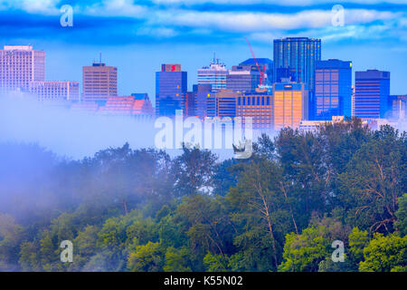 Centre-ville d'Edmonton et dans le brouillard de la rivière Saskatchewan Nord, Canada Banque D'Images