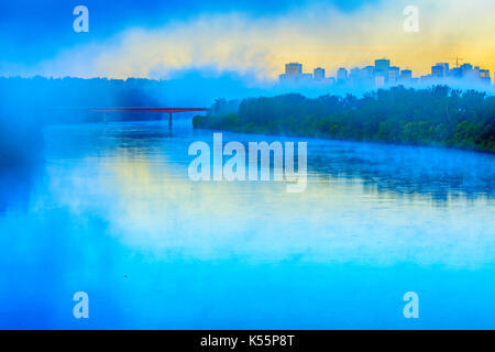 Centre-ville d'Edmonton et dans le brouillard de la rivière Saskatchewan Nord, Canada Banque D'Images