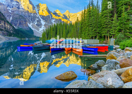 Location de canoë sur le lac Moraine, dans le parc national Banff, Alberta canada Banque D'Images