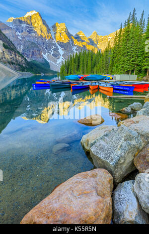 Location de canoë sur le lac Moraine, dans le parc national Banff, Alberta canada Banque D'Images