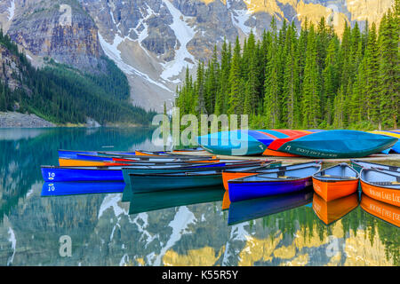 Location de canoë sur le lac Moraine, dans le parc national Banff, Alberta canada Banque D'Images