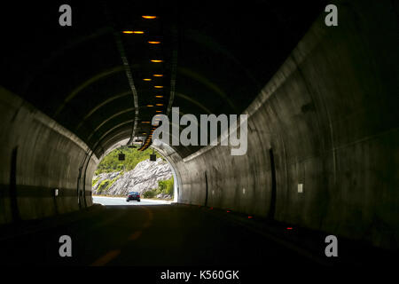 Une vue d'une voiture roulant à travers un tunnel. Banque D'Images