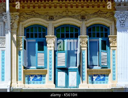 Boutique traditionnel en bois bleu extérieur de maison majorquines, fenêtres en forme de colonnes et de sculptures ornées dans le district de Joo Chiat singapore Banque D'Images