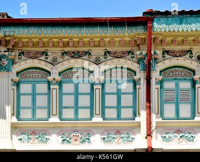 Boutique traditionnel en bois bleu extérieur de maison majorquines, fenêtres en ogive, des colonnes et des sculptures dans le district de Joo Chiat singapore Banque D'Images