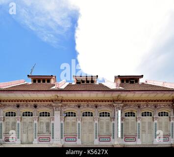 Rangée de trois extérieur de maison boutique traditionnel en bois blanc avec les majorquines et original chinois carreaux dans la district de Joo Chiat singapore Banque D'Images