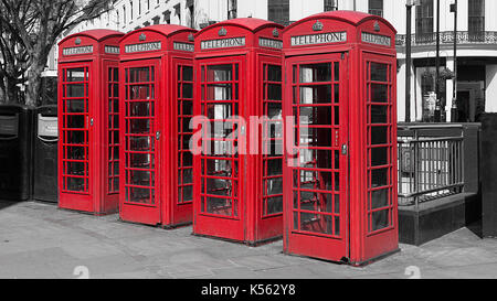 Image en noir et blanc avec 4 couleur couleur rouge sauté uk téléphone boîtes dans une ligne dans une rue de Londres Banque D'Images