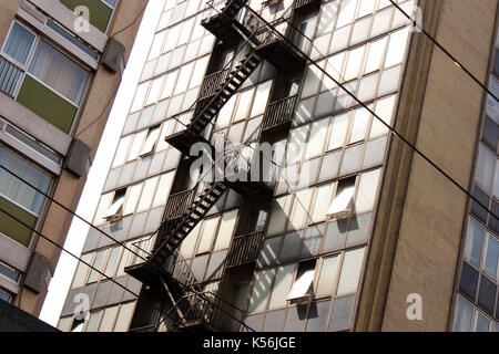 Détail d'une façade de l'immeuble avec sortie de secours externe - escape staircase Banque D'Images