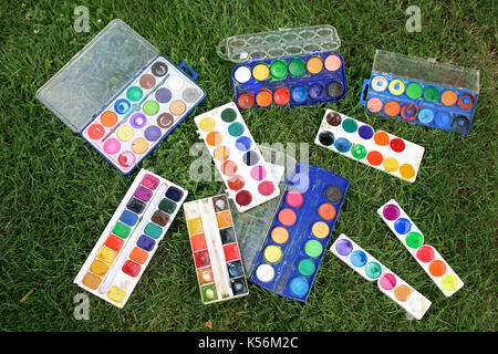 Beaucoup d'aquarelles utilisées sur une herbe Banque D'Images