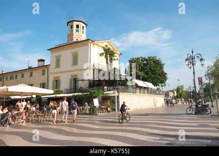 Torri del Benaco, lac de Garde, Italie et la piazza restaurant dans la station balnéaire Banque D'Images