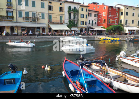 Torri del Benaco, lac de Garde, Italie bateaux dans le port de lakeside resort Banque D'Images