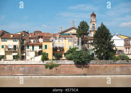 Vérone Italie maisons à côté de la rivière Adige dans la zone de vieille ville Banque D'Images