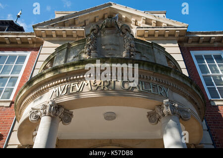 L'entrée de worthing museum and art gallery à Worthing, West Sussex, Angleterre, Royaume-Uni. Banque D'Images