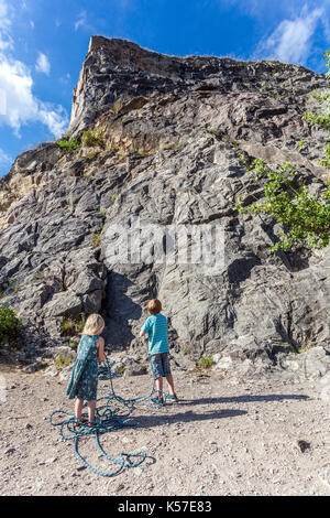 Alkazar carrière de calcaire dans la vallée de la rivière Berounka près du village de Srbsko, de l'espace pour l'escalade sur les rochers, République Tchèque Banque D'Images