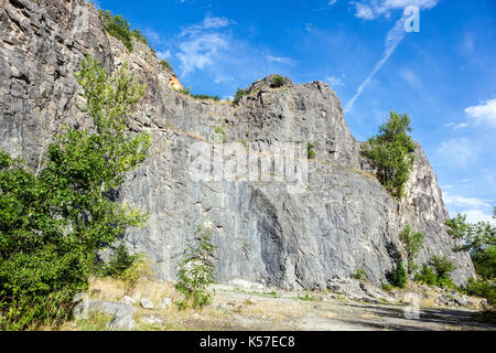 Alkazar carrière de calcaire dans la vallée de la rivière Berounka près du village de Srbsko, de l'espace pour l'escalade sur les rochers, République Tchèque Banque D'Images