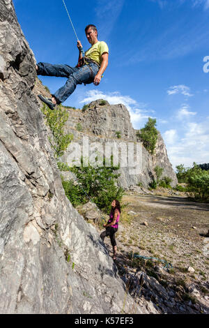 Alkazar carrière de calcaire dans la vallée de la rivière Berounka près du village de Srbsko, de l'espace pour l'escalade sur les rochers, République Tchèque Banque D'Images