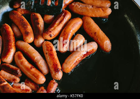 Poêlée de saucisses dans une poêle Banque D'Images