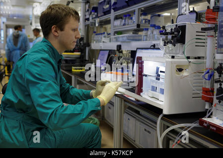 Les chercheurs à l'œuvre dans le laboratoire de biotechnologie de BIOCAD à haut rendement Banque D'Images