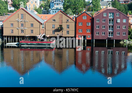 Vieux entrepôts à Trondheim en Norvège à la rivière nidelva Banque D'Images