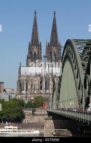 Koelner Dom , Hohenzollernbrücke, Koeln, Nordrhein-Westfalen, Deutschland I Cathedral, Pont Hohenzollernbrücke, Cologne, Rhénanie-du-Nord-Westphalie, G Banque D'Images