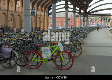 Rack à vélo à la station de police de New York avec des panneaux d'avertissement. Banque D'Images