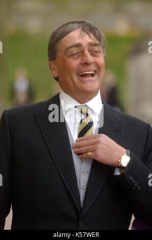 La photo doit être créditée ©Alpha 057597 09/04/05 HRH Prince Charles & Camilla Duchesse de Cornwall anciennement Parker Bowles service de prière et de dévouement à leur mariage à la chapelle du château de Windsor. Le duc de Westminster arrive -pas de droits au Royaume-Uni jusqu'à 30 jours à compter de la date de légende- Banque D'Images