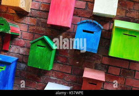 Les boîtes colorées sur le mur de brique rouge, vieux Shanghai, Chine Banque D'Images