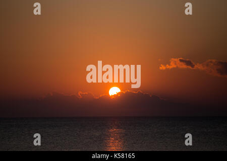 Une belle vue du coucher de soleil sur la plage de Batu termanu à rote island, Indonésie Banque D'Images