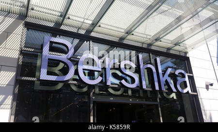 Cagnes-sur-Mer, France - 25 septembre 2016 : le logo de la marque bershka. bershka store front dans le centre-ville de Cagnes-sur-Mer (Côte d'azur) Banque D'Images