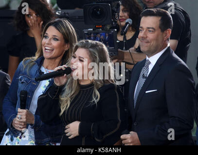 New York, New York, USA. Sep 8, 2017. 'Aujourd'hui' show co-hôtes savannah Guthrie, la chanteuse Kelly Clarkson et Carson Daly sur le "aujourd'hui", qui ont eu lieu du Rockefeller Plaza. crédit : Nancy/kaszerman zuma wire/Alamy live news Banque D'Images