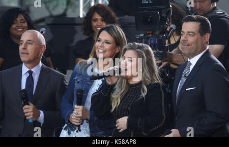 New York, New York, USA. Sep 8, 2017. 'Aujourd'hui' show co-hôtes Matt Lauer, savannah Guthrie, la chanteuse Kelly Clarkson et Carson Daly sur le "aujourd'hui", qui ont eu lieu du Rockefeller Plaza. crédit : Nancy/kaszerman zuma wire/Alamy live news Banque D'Images