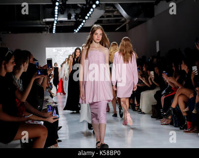 New York, USA. 07Th sep 2017. new York, NY, USA - 7 septembre 2017 : les modèles de marche pour la piste MIDI par noor printemps/été 2018 défilé lors de la fashion week de new york à lucarne clarcson m2, manhattan crédit : sam aronov/Alamy live news Banque D'Images