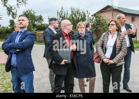 Trzebun, Pologne. 05Th sep 2017. vice-présidente du Parlement européen Mairead MCGUINNESS (c) est vu dans trzebun, dans le nord de la Pologne le 8 septembre 2017 les membres de l'UE . parilament a visité les régions touchées par la tempête tragique en août 2017 dans le nord de la Pologne. Les parlementaires de la plate-forme civique (PO), montre aux membres de l'UE Parlement européen les effets de la tempête, et demandé l'appui de la population touchée. crédit : Michal fludra/Alamy live news Banque D'Images